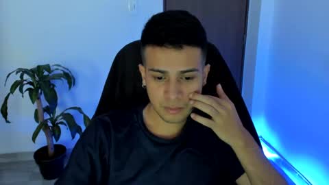 Independence model AbelAsburgo online show from October 11, 8:07 pm