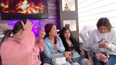 Snapshot of abella_as_ chatting on October 3, 2:47 pm abella_as_ online show from October 3, 2:47 pm