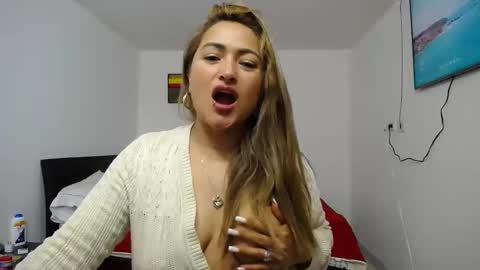 Snapshot of abie_spicy_ chatting on October 21, 1:45 pm ximena online show from October 21, 1:45 pm