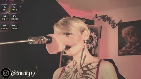 Snapshot of abril__colen chatting on December 5, 6:11 pm April online show from December 5, 6:11 pm