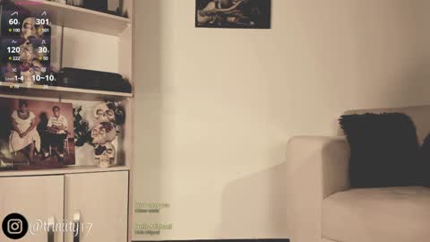 Snapshot of abril__colen chatting on December 9, 12:01 am April online show from December 9, 12:01 am