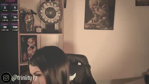 Snapshot of abril__colen chatting on December 12, 10:20 pm April online show from December 12, 10:20 pm