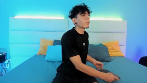 Abril and Julian online show from February 28, 11:33 am