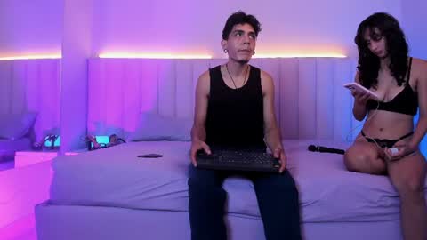 Abril and Julian online show from June 24, 12:15 pm