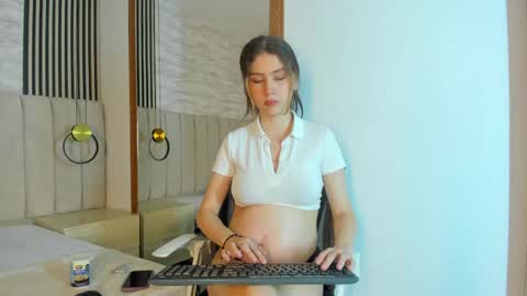 Snapshot of abrillrose chatting on April 19, 2:44 am Natalia online show from April 19, 2:44 am