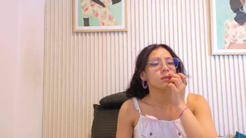 abrilmirren online show from April 10, 11:04 am