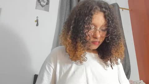 Snapshot of ada_gales_ chatting on November 14, 4:33 am Isa online show from November 14, 4:33 am