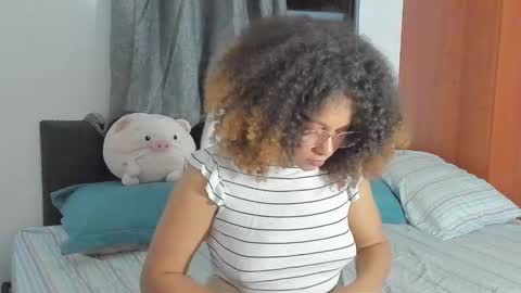 Snapshot of ada_gales_ chatting on November 15, 3:59 am Isa online show from November 15, 3:59 am