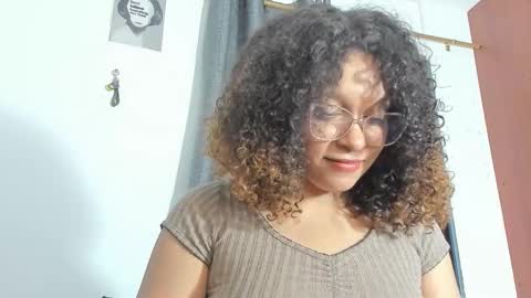 Snapshot of ada_gales_ chatting on November 17, 2:17 am Isa online show from November 17, 2:17 am