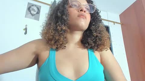 Snapshot of ada_gales_ chatting on November 19, 4:23 am Isa online show from November 19, 4:23 am