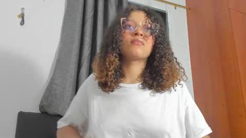 Snapshot of ada_gales_ chatting on November 21, 4:55 am Isa online show from November 21, 4:55 am