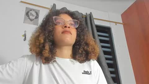 Snapshot of ada_gales_ chatting on November 27, 4:36 am Isa online show from November 27, 4:36 am