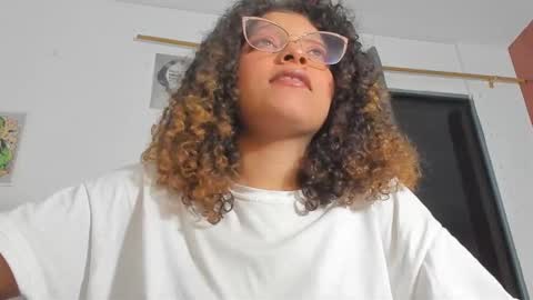 Snapshot of ada_gales_ chatting on December 3, 5:15 am Isa online show from December 3, 5:15 am