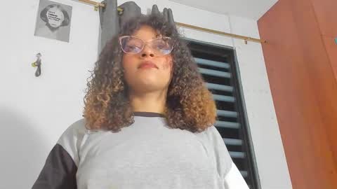 Snapshot of ada_gales_ chatting on December 5, 5:16 am Isa online show from December 5, 5:16 am