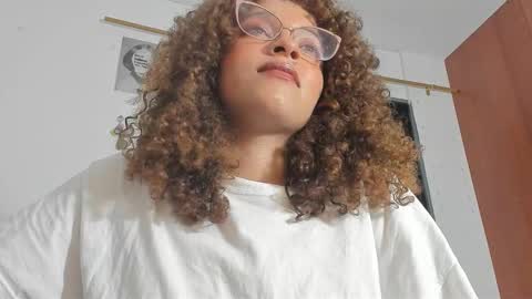 Snapshot of ada_gales_ chatting on December 18, 4:29 am Isa online show from December 18, 4:29 am