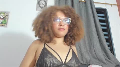 Snapshot of ada_gales_ chatting on December 19, 5:25 am Isa online show from December 19, 5:25 am