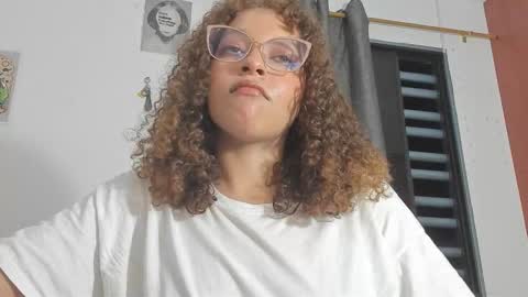 Snapshot of ada_gales_ chatting on December 20, 3:24 am Isa online show from December 20, 3:24 am