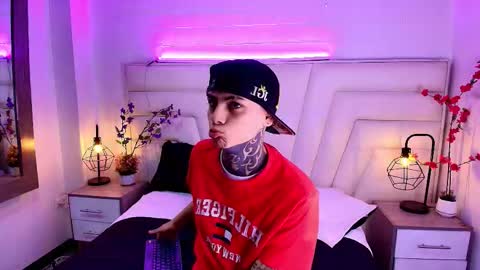 Snapshot of adamswalkerr_ chatting on February 11, 12:32 pm AdamsWalkerr online show from February 11, 12:32 pm