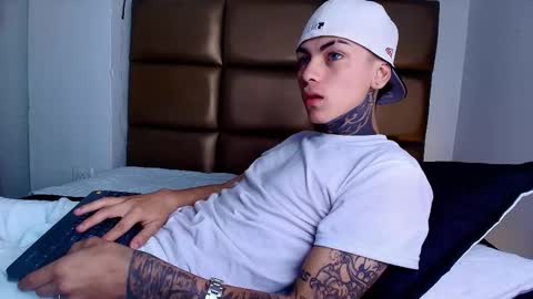 Snapshot of adamswalkerr_ chatting on February 13, 12:56 pm AdamsWalkerr online show from February 13, 12:56 pm