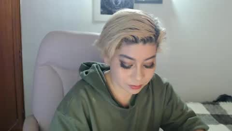 Snapshot of adan_romanoff chatting on December 4, 9:07 am adan_romanoff online show from December 4, 9:07 am