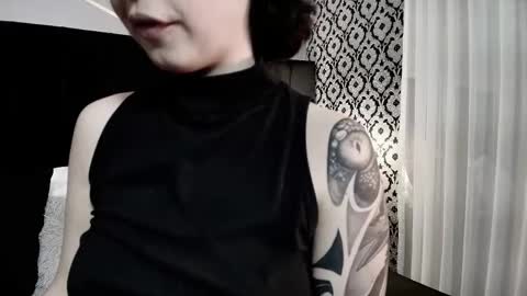 Snapshot of adeelinee chatting on October 25, 8:03 pm Ade online show from October 25, 8:03 pm