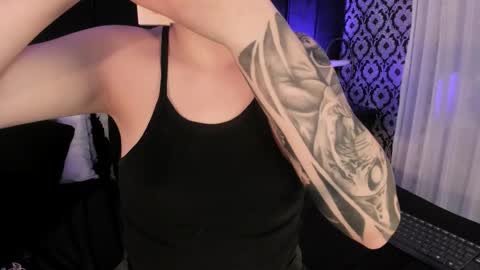 Snapshot of adeelinee chatting on December 13, 7:53 pm Ade online show from December 13, 7:53 pm