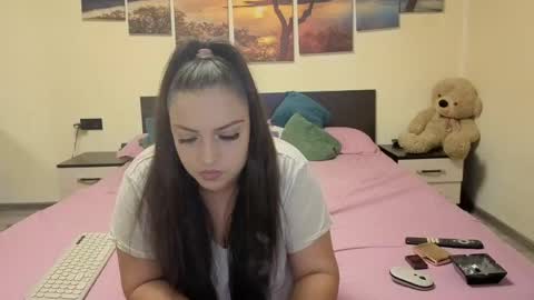 Adellineee online show from April 16, 9:15 pm