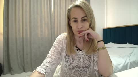 Snapshot of adellynrose chatting on May 9, 6:02 pm Adellyn online show from May 9, 6:02 pm