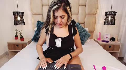 Snapshot of adharasmithh chatting on January 20, 9:32 pm AdharaSmithh online show from January 20, 9:32 pm