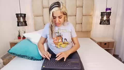 Snapshot of adharasmithh chatting on February 11, 10:07 pm AdharaSmithh online show from February 11, 10:07 pm