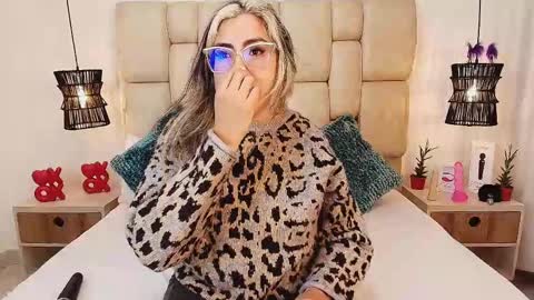 Snapshot of adharasmithh chatting on February 24, 9:31 pm AdharaSmithh online show from February 24, 9:31 pm