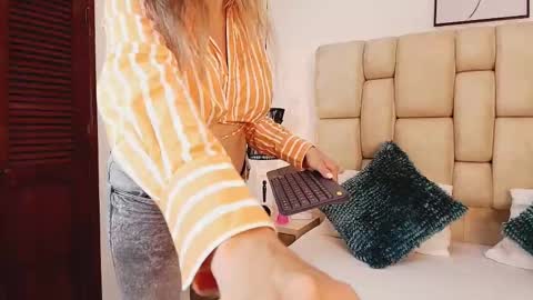 Snapshot of adharasmithh chatting on March 3, 5:18 pm AdharaSmithh online show from March 3, 5:18 pm