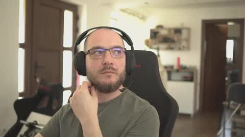 W36 online show from April 14, 9:15 am