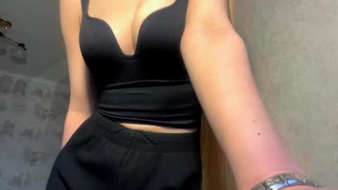 Caroline online show from April 10, 2:33 pm