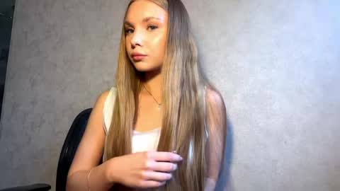 Caroline online show from April 17, 2:42 pm