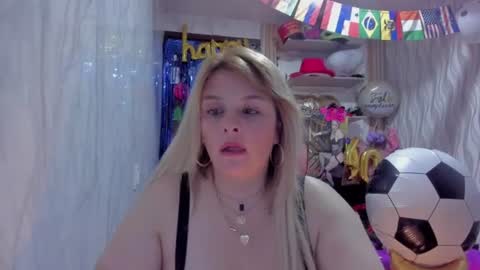 Snapshot of adriiana_fox_ chatting on June 16, 11:07 pm adriiana_fox_ online show from June 16, 11:07 pm