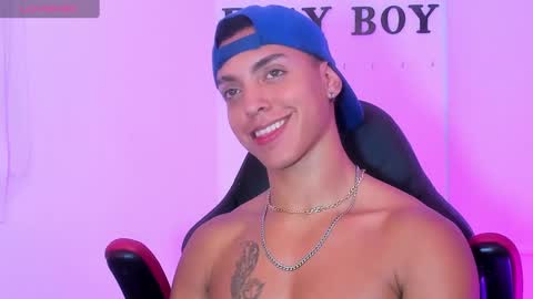 Snapshot of adriianlopez chatting on December 3, 10:18 pm Adrian Lopez online show from December 3, 10:18 pm