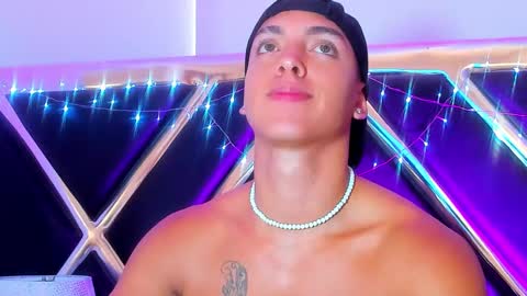 Snapshot of adriianlopez chatting on December 16, 2:49 pm Adrian Lopez online show from December 16, 2:49 pm