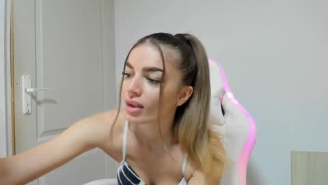 Snapshot of adventurina chatting on November 23, 12:16 pm adventurina online show from November 23, 12:16 pm