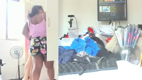 Snapshot of afroditacute16 chatting on December 15, 4:59 pm afroditacute16 online show from December 15, 4:59 pm