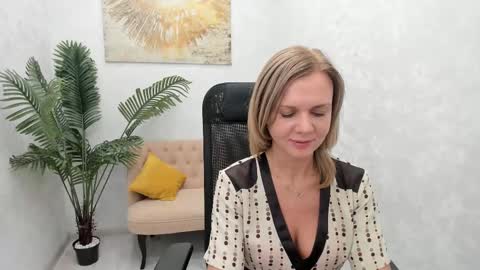 Snapshot of agathaklouin chatting on December 6, 1:40 am Agatha online show from December 6, 1:40 am