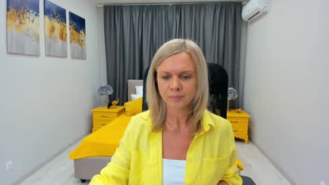 Snapshot of agathaklouin chatting on January 26, 3:59 am Agatha online show from January 26, 3:59 am