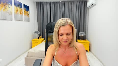 Snapshot of agathaklouin chatting on January 26, 10:12 am Agatha online show from January 26, 10:12 am