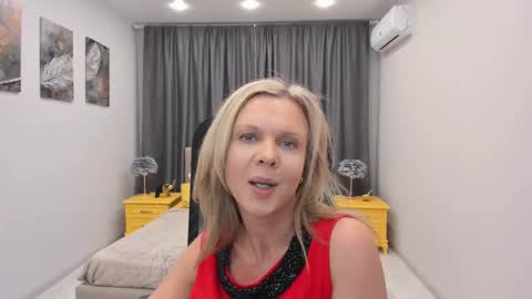 Snapshot of agathaklouin chatting on February 22, 10:18 am Agatha online show from February 22, 10:18 am