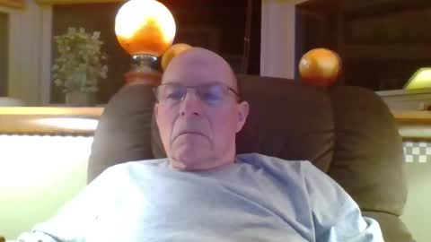 aguynrkfrd online show from April 8, 9:42 am