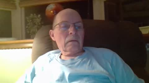 aguynrkfrd online show from April 18, 8:18 am