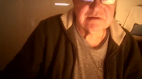 Snapshot of ahmole chatting on December 4, 5:05 am Ole online show from December 4, 5:05 am