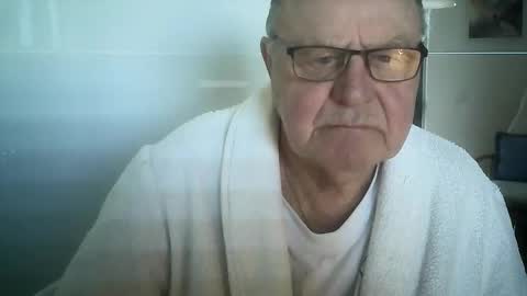 Snapshot of ahmole chatting on December 11, 9:52 am Ole online show from December 11, 9:52 am