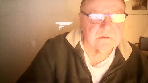 Snapshot of ahmole chatting on December 12, 12:27 am Ole online show from December 12, 12:27 am