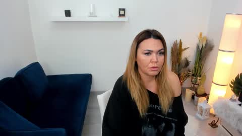 Snapshot of aileen_stone chatting on January 5, 11:37 am Aileen online show from January 5, 11:37 am